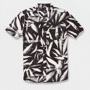 Volcom Echo Leaf button up shirt. Short sleeve. Mens Small